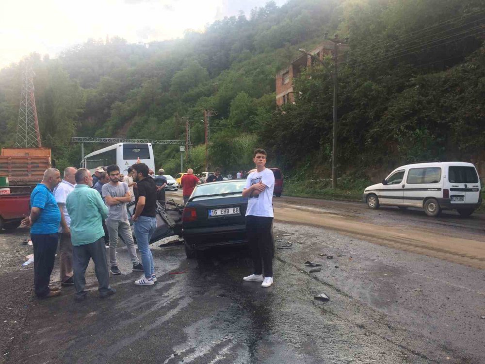 TRABZON'UN DERNEKPAZARI İLÇESİNDE TUR OTOBÜSÜ İLE OTOMOBİLİN ÇARPIŞMASI SONUCU MEYDANA GELEN KAZADA İLK BELİRLEMELERE GÖRE 3 KİŞİ YARALANDI