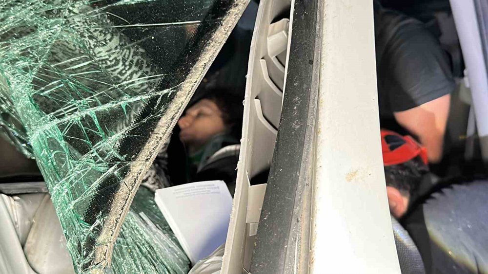 DÜZCE'DE TOMRUK YÜKLÜ TIRA ARKADAN ÇARPAN MİNİBÜSTE 1 KİŞİ ÖLDÜ, 10'U ÇOCUK 20 KİŞİ YARALANDI