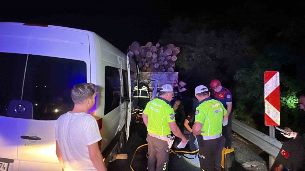 DÜZCE'DE TOMRUK YÜKLÜ TIRA ARKADAN ÇARPAN MİNİBÜSTE 1 KİŞİ ÖLDÜ, 10'U ÇOCUK 20 KİŞİ YARALANDI