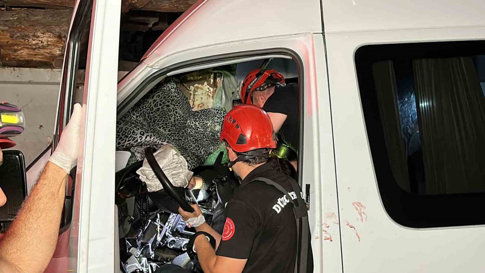 DÜZCE'DE TOMRUK YÜKLÜ TIRA ARKADAN ÇARPAN MİNİBÜSTE 1 KİŞİ ÖLDÜ, 10'U ÇOCUK 20 KİŞİ YARALANDI