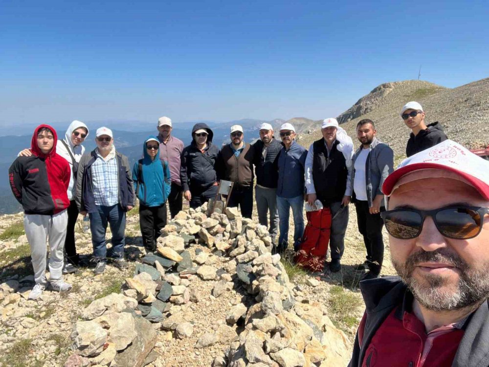 KASTAMONU'NUN EN YÜKSEK TEPESİ VE TÜRKÜLERE KONU OLAN ILGAZ DAĞI BÜYÜK HACET TEPESİ'NİN 2 BİN 587 METRE ZİRVESİNDE 45 METREKARE BÜYÜKLÜĞÜNDE DEV TÜRK BAYRAĞI DALGALANDIRILDI