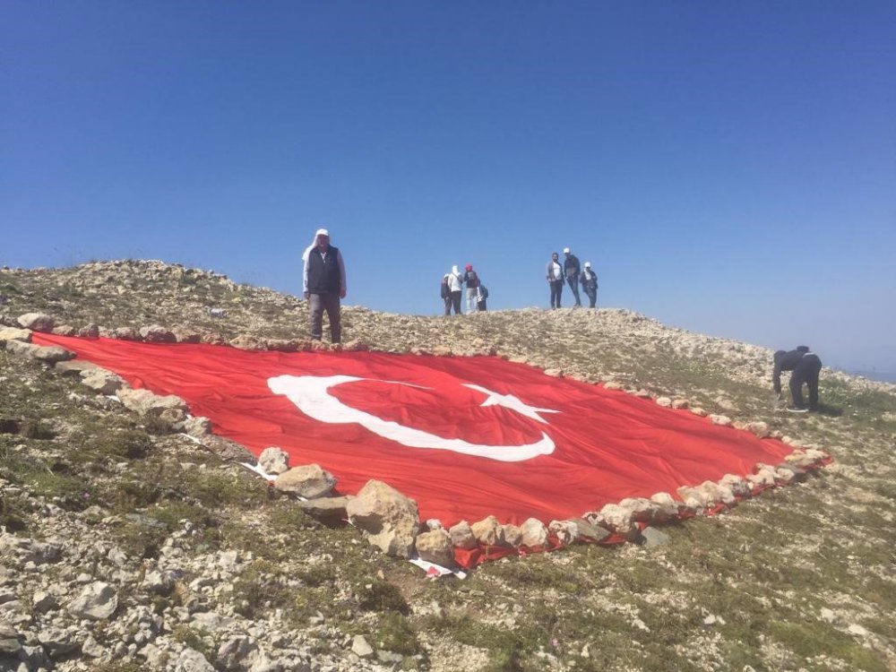 KASTAMONU'NUN EN YÜKSEK TEPESİ VE TÜRKÜLERE KONU OLAN ILGAZ DAĞI BÜYÜK HACET TEPESİ'NİN 2 BİN 587 METRE ZİRVESİNDE 45 METREKARE BÜYÜKLÜĞÜNDE DEV TÜRK BAYRAĞI DALGALANDIRILDI