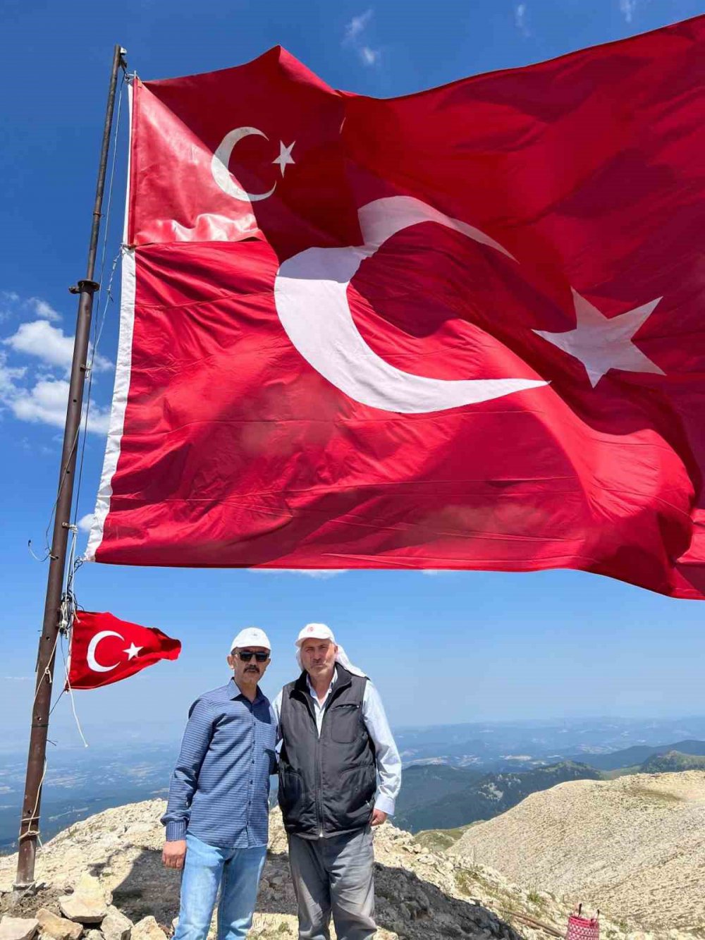 KASTAMONU'NUN EN YÜKSEK TEPESİ VE TÜRKÜLERE KONU OLAN ILGAZ DAĞI BÜYÜK HACET TEPESİ'NİN 2 BİN 587 METRE ZİRVESİNDE 45 METREKARE BÜYÜKLÜĞÜNDE DEV TÜRK BAYRAĞI DALGALANDIRILDI