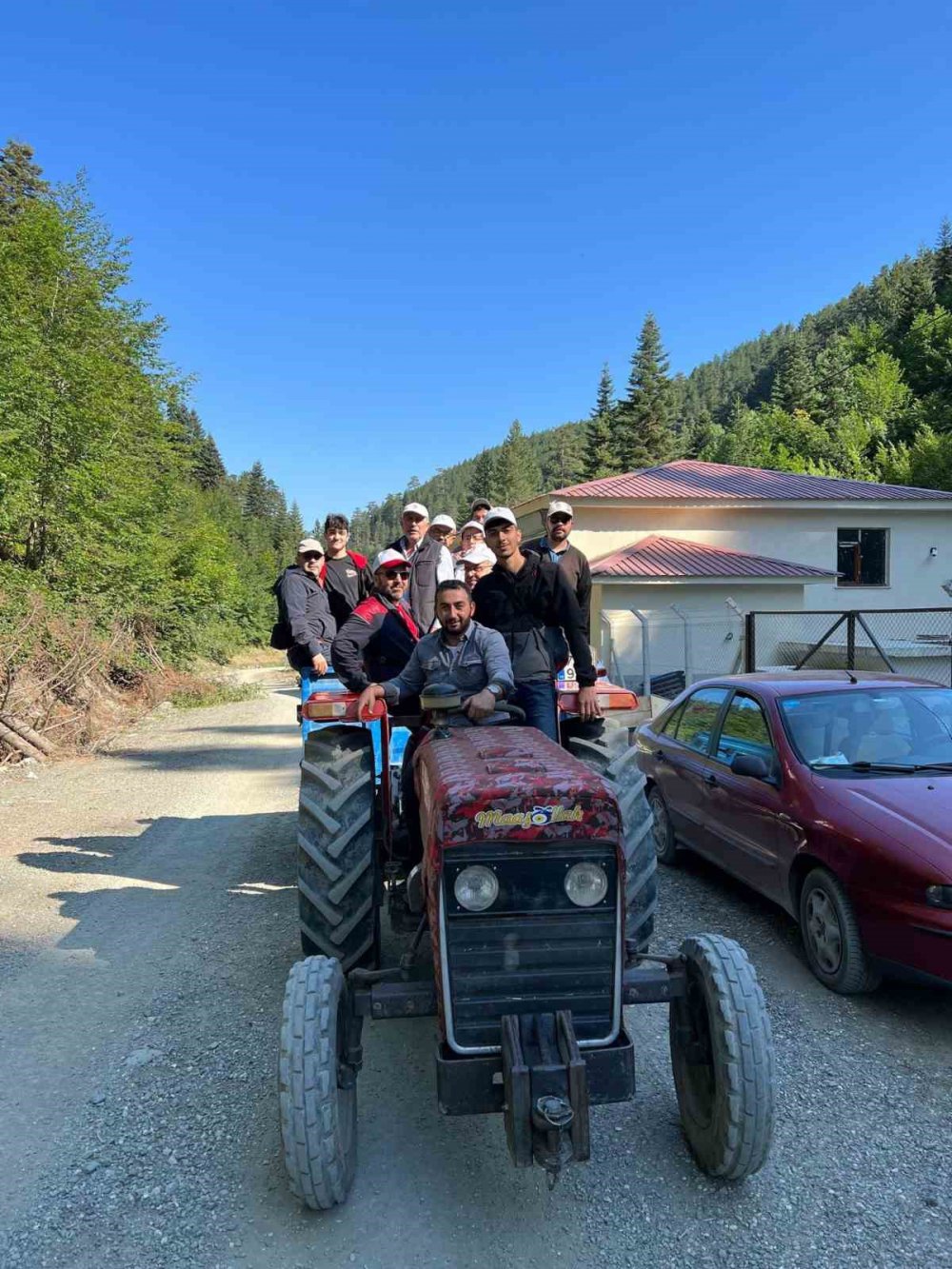 KASTAMONU'NUN EN YÜKSEK TEPESİ VE TÜRKÜLERE KONU OLAN ILGAZ DAĞI BÜYÜK HACET TEPESİ'NİN 2 BİN 587 METRE ZİRVESİNDE 45 METREKARE BÜYÜKLÜĞÜNDE DEV TÜRK BAYRAĞI DALGALANDIRILDI