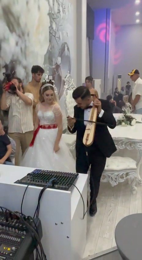 RİZE’NİN PAZAR İLÇESİNDE KEMENÇE ÇALAN SADIK ŞANAL, DÜĞÜNÜNDE HEM ÇALDI HEM DE OYNADI. DÜĞÜNDE KEMENÇE ÇALAN DAMADIN HÜNERİ HERKESİ ŞAŞIRTTI