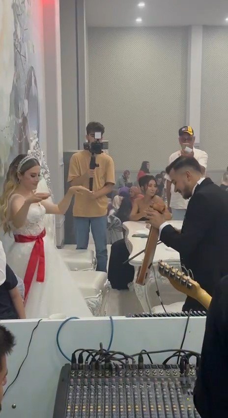 RİZE’NİN PAZAR İLÇESİNDE KEMENÇE ÇALAN SADIK ŞANAL, DÜĞÜNÜNDE HEM ÇALDI HEM DE OYNADI. DÜĞÜNDE KEMENÇE ÇALAN DAMADIN HÜNERİ HERKESİ ŞAŞIRTTI