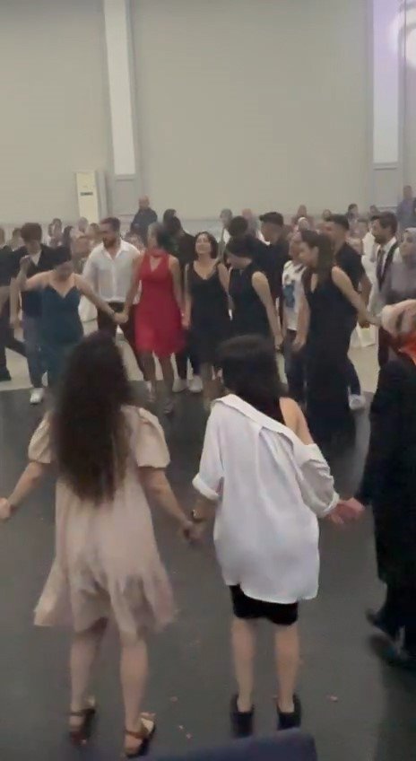 RİZE’NİN PAZAR İLÇESİNDE KEMENÇE ÇALAN SADIK ŞANAL, DÜĞÜNÜNDE HEM ÇALDI HEM DE OYNADI. DÜĞÜNDE KEMENÇE ÇALAN DAMADIN HÜNERİ HERKESİ ŞAŞIRTTI