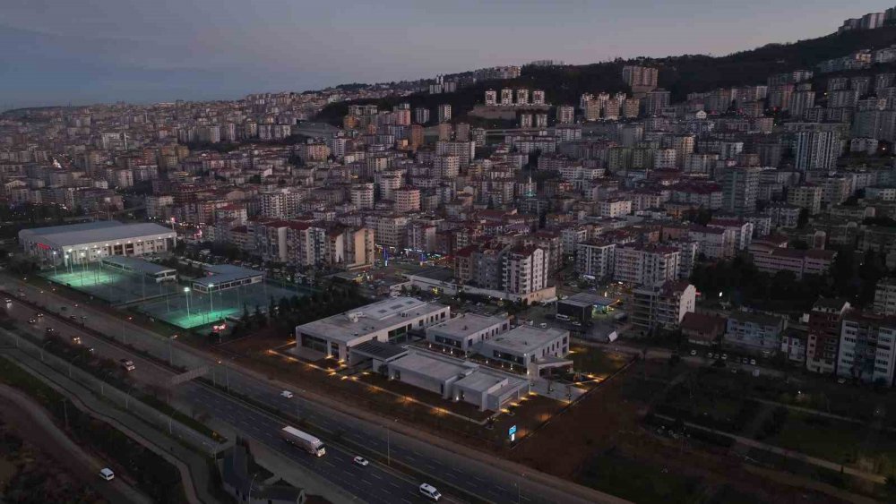 TRABZON'UN YÜZDE 300'E YAKLAŞAN KİRA ARTIŞ ORANLARIYLA TÜRKİYE GENELİNDE İLK SIRAYI ALDIĞI BELİRTİLDİ. TRABZON'DA DÜĞÜN YAPACAK GENÇLERİN EV BULAMAMA NEDENİYLE DÜĞÜNLERİNİ ERTELEMEK ZORUNDA KALDIĞI BELİRTİLDİ