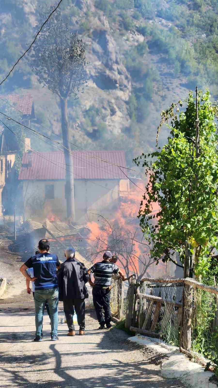 ARTVİN MERKEZE BAĞLI HIZLARLI KÖYÜNDE 5 EV, 2 AHIR, SAMANLIK VE BİR TRAKTÖR YANDI