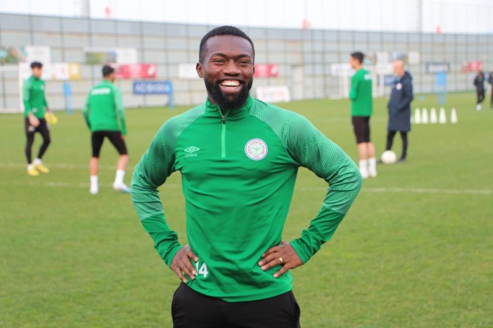 ÇAYKUR RİZESPOR, ORTA SAHA OYUNCUSU AZUBUİKE'NİN SAKATLANDIĞINI VE ÇAPRAZ BAĞLARINDAN AMELİYAT OLACAĞINI AÇIKLADI