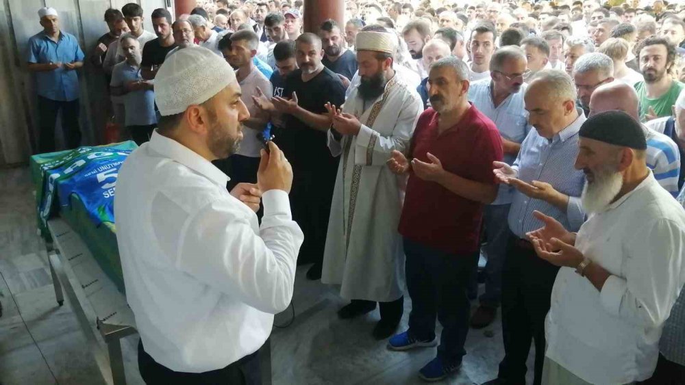 RİZE'DE 1 KİŞİNİN ÖLDÜRÜLDÜĞÜ BIÇAKLI KAVGADA AĞIR YARALANAN VE 14 GÜN SONRA YAŞAMINI YİTİREN 24 YAŞINDAKİ SEDAT SEMAVİ SARI, SON YOLCULUĞUNA UĞURLANDI