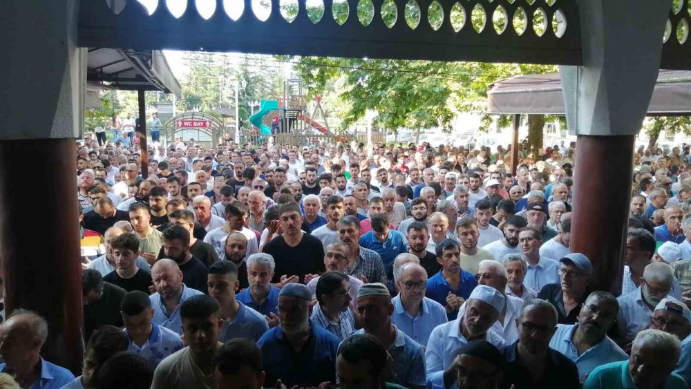 RİZE'DE 1 KİŞİNİN ÖLDÜRÜLDÜĞÜ BIÇAKLI KAVGADA AĞIR YARALANAN VE 14 GÜN SONRA YAŞAMINI YİTİREN 24 YAŞINDAKİ SEDAT SEMAVİ SARI, SON YOLCULUĞUNA UĞURLANDI