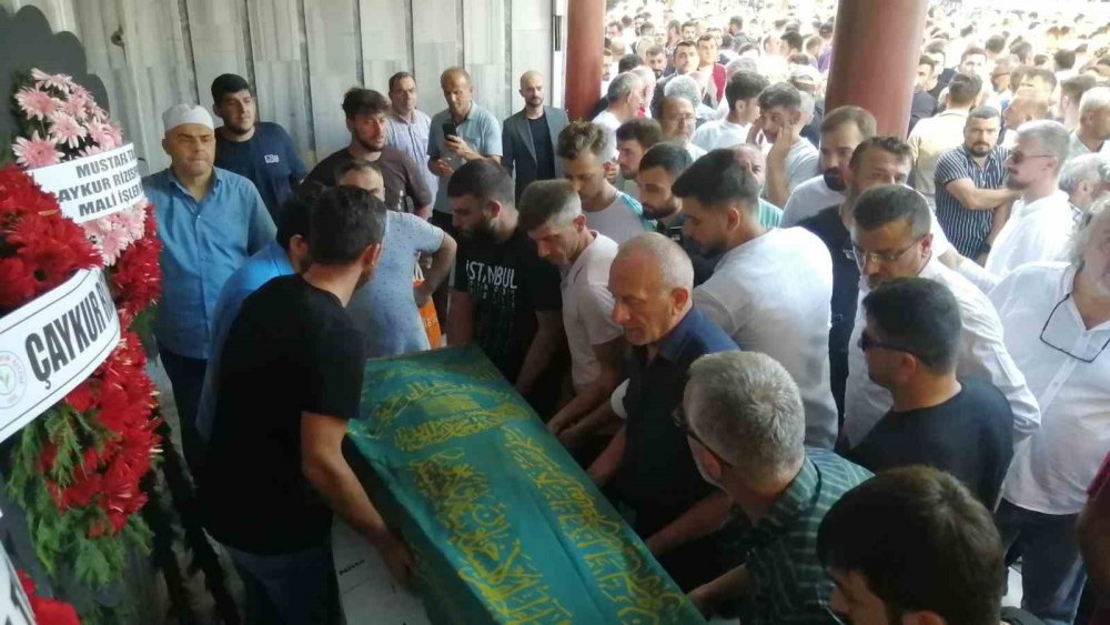 RİZE'DE 1 KİŞİNİN ÖLDÜRÜLDÜĞÜ BIÇAKLI KAVGADA AĞIR YARALANAN VE 14 GÜN SONRA YAŞAMINI YİTİREN 24 YAŞINDAKİ SEDAT SEMAVİ SARI, SON YOLCULUĞUNA UĞURLANDI