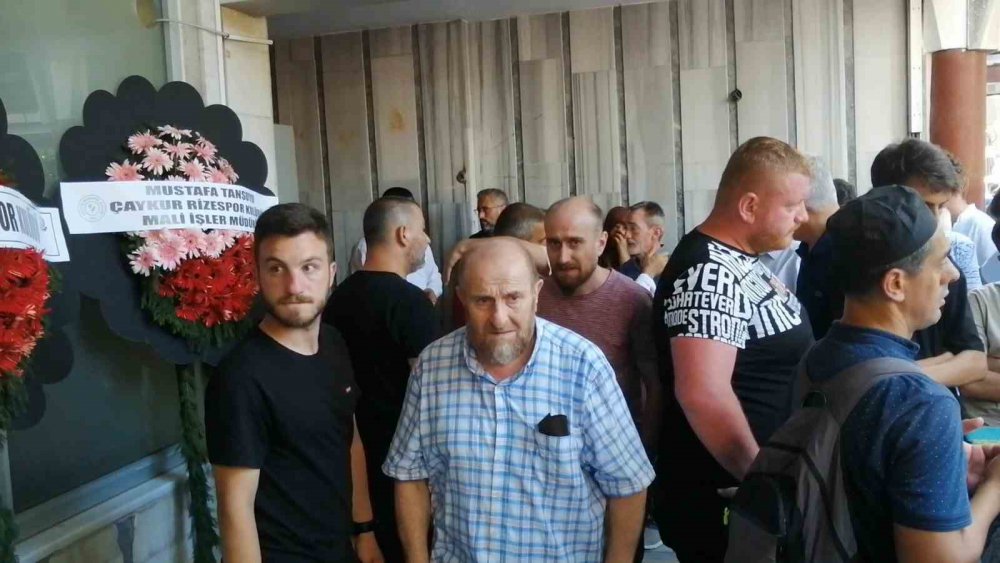 RİZE'DE 1 KİŞİNİN ÖLDÜRÜLDÜĞÜ BIÇAKLI KAVGADA AĞIR YARALANAN VE 14 GÜN SONRA YAŞAMINI YİTİREN 24 YAŞINDAKİ SEDAT SEMAVİ SARI, SON YOLCULUĞUNA UĞURLANDI