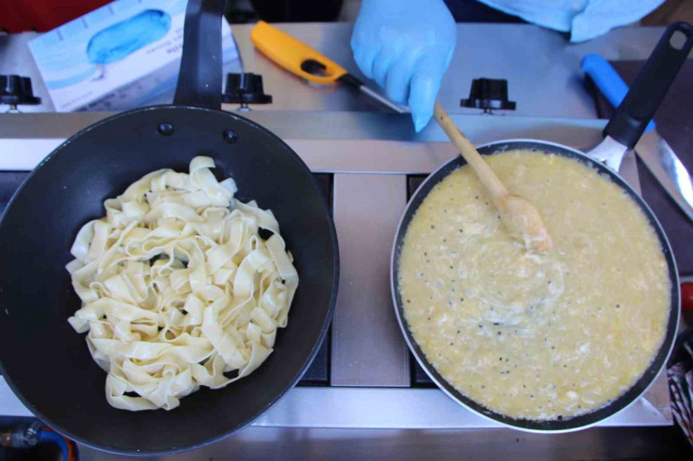 TRABZON'DA GİRİŞİMCİ İŞADAMI MURAT ONUR, 5 YIL EMEK VEREREK GELİŞTİRDİĞİ YÖNTEMLE KARADENİZ YÖRESİNİN MEŞHUR YEMEĞİ KUYMAĞI DONDURULMUŞ HALDE PAKETLEMEYİ BAŞARDI