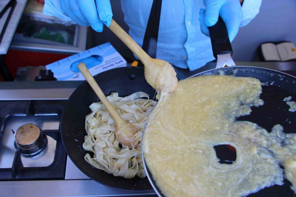 TRABZON'DA GİRİŞİMCİ İŞADAMI MURAT ONUR, 5 YIL EMEK VEREREK GELİŞTİRDİĞİ YÖNTEMLE KARADENİZ YÖRESİNİN MEŞHUR YEMEĞİ KUYMAĞI DONDURULMUŞ HALDE PAKETLEMEYİ BAŞARDI