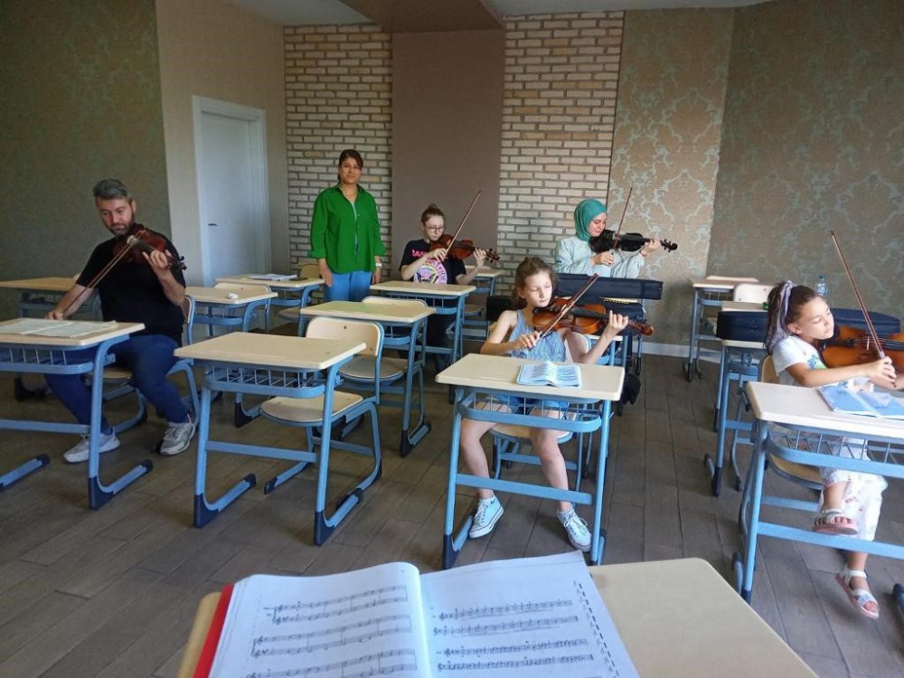 AKÇAABAT BELEDİYESİ TARAFINDAN HAMAM ÇİMENİ ÇARŞISI'NDA, SANATSAL, KÜLTÜREL VE EĞİTSEL FAALİYETLERİ BİR ÇATI ALTINDA TOPLAMAK AMACIYLA SANAT AKADEMİSİ AÇILDI