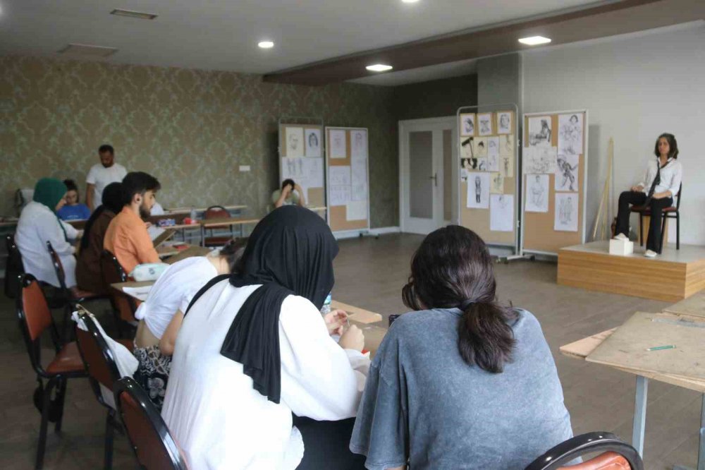 AKÇAABAT BELEDİYESİ TARAFINDAN HAMAM ÇİMENİ ÇARŞISI'NDA, SANATSAL, KÜLTÜREL VE EĞİTSEL FAALİYETLERİ BİR ÇATI ALTINDA TOPLAMAK AMACIYLA SANAT AKADEMİSİ AÇILDI