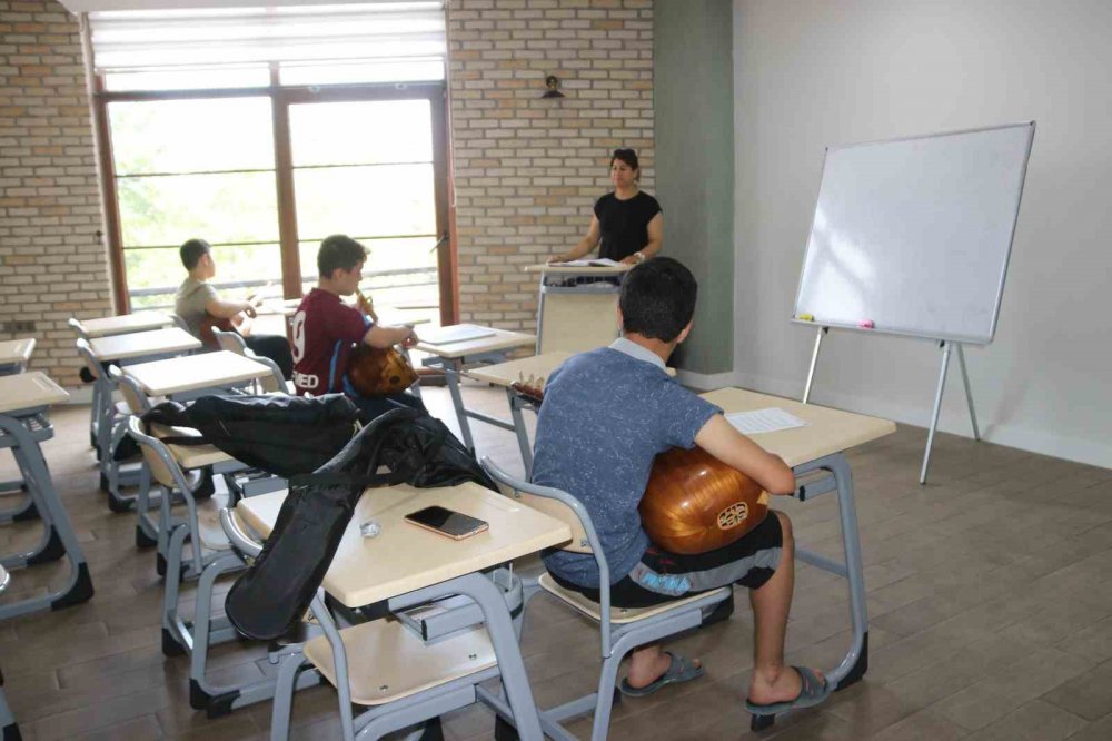 AKÇAABAT BELEDİYESİ TARAFINDAN HAMAM ÇİMENİ ÇARŞISI'NDA, SANATSAL, KÜLTÜREL VE EĞİTSEL FAALİYETLERİ BİR ÇATI ALTINDA TOPLAMAK AMACIYLA SANAT AKADEMİSİ AÇILDI