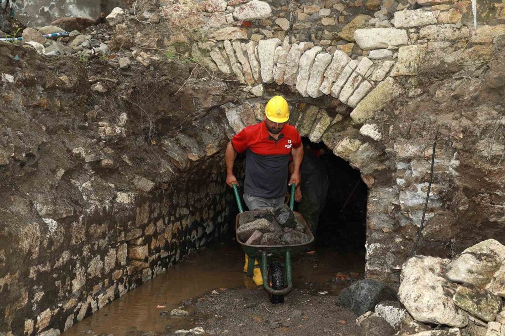 ORDU'DA SU TAŞKINLARININ MEYDANA GELDİĞİ ALANLARDA ÇALIŞMA YAPILIRKEN TARİHİ BİR EVİN ALTINDAN OSMANLI DÖNEMİNDEN KALMA VE ETRAFI TAŞ İŞÇİLİĞİ İLE KAPATILMIŞ DERE YATAĞI ÇIKTI