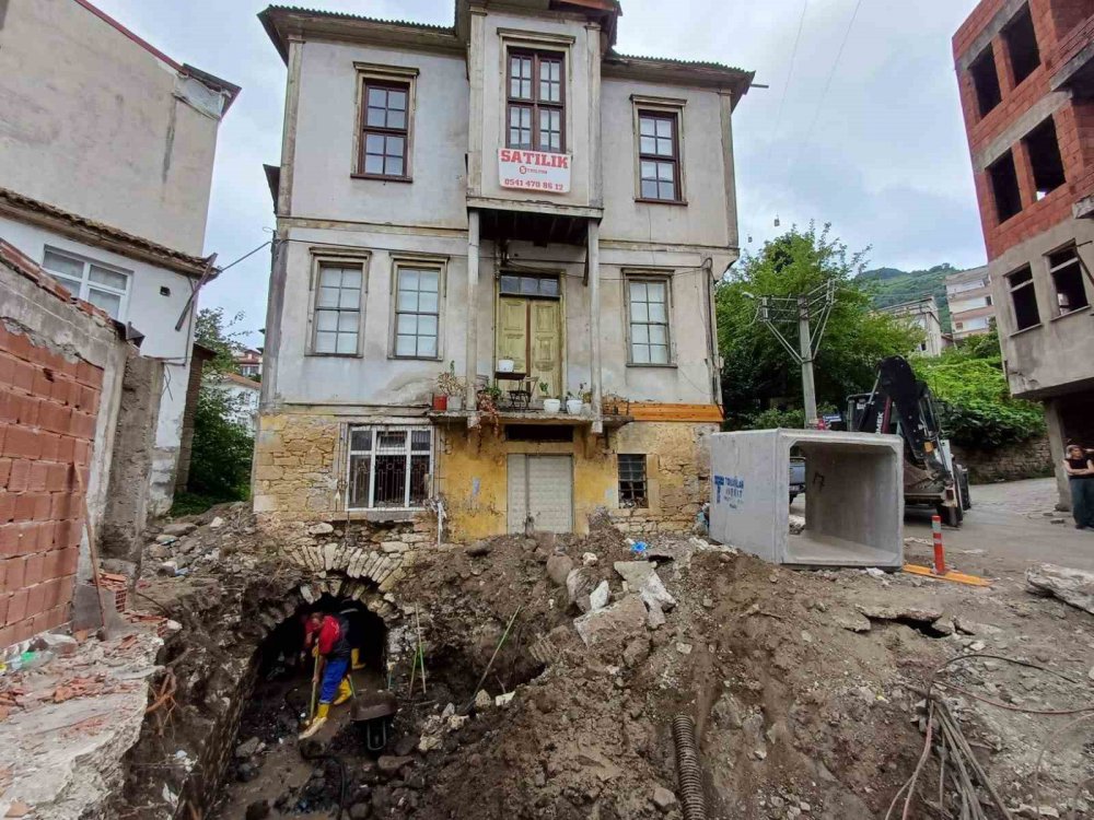 ORDU'DA SU TAŞKINLARININ MEYDANA GELDİĞİ ALANLARDA ÇALIŞMA YAPILIRKEN TARİHİ BİR EVİN ALTINDAN OSMANLI DÖNEMİNDEN KALMA VE ETRAFI TAŞ İŞÇİLİĞİ İLE KAPATILMIŞ DERE YATAĞI ÇIKTI