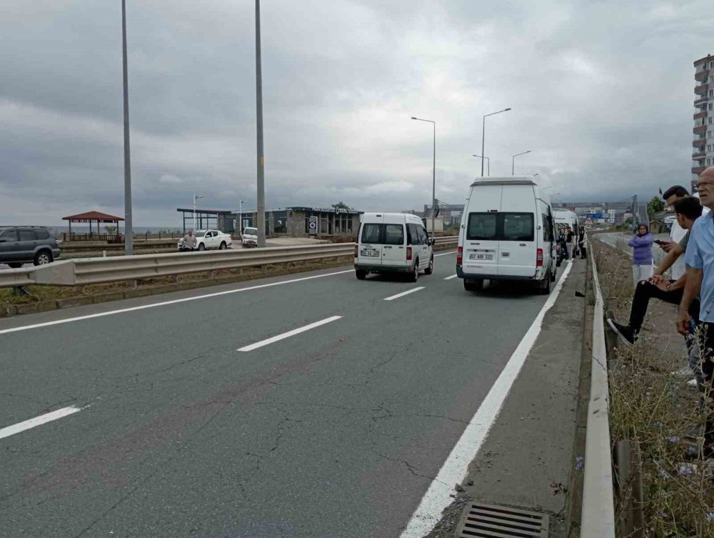RİZE'NİN PAZAR İLÇESİ SAHİL YOLU ÜZERİNDE OTOMOBİL İLE MİNİBÜSÜN ÇARPIŞMASI SONUCU MEYDANA GELEN KAZADA 1 KİŞİ YARALANDI