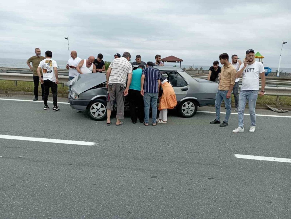 RİZE'NİN PAZAR İLÇESİ SAHİL YOLU ÜZERİNDE OTOMOBİL İLE MİNİBÜSÜN ÇARPIŞMASI SONUCU MEYDANA GELEN KAZADA 1 KİŞİ YARALANDI