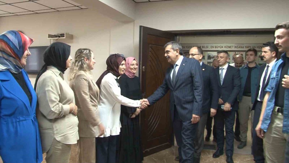 MİLLİ EĞİTİN BAKANI YUSUF TEKİN RİZE’DE. BAKAN TEKİN : DEPREMDEN ETKİLENEN 11 İLDE YENİ EĞİTİM-ÖĞRETİM DÖNEMİNİN SORUNSUZ ŞEKİLDE BAŞLAMASI İÇİN GEREKLİ TÜM TEDBİRLERİN ALINDIĞINI SÖYLEDİ