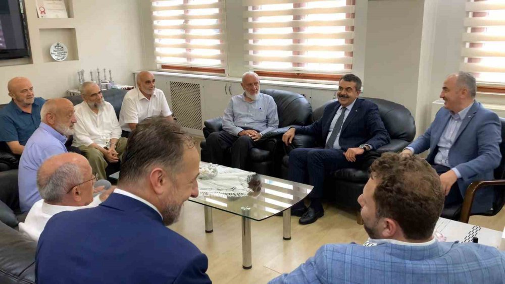 MİLLİ EĞİTİN BAKANI YUSUF TEKİN RİZE’DE. BAKAN TEKİN : DEPREMDEN ETKİLENEN 11 İLDE YENİ EĞİTİM-ÖĞRETİM DÖNEMİNİN SORUNSUZ ŞEKİLDE BAŞLAMASI İÇİN GEREKLİ TÜM TEDBİRLERİN ALINDIĞINI SÖYLEDİ