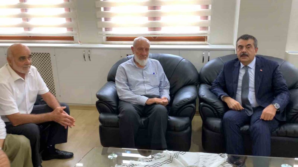 MİLLİ EĞİTİN BAKANI YUSUF TEKİN RİZE’DE. BAKAN TEKİN : DEPREMDEN ETKİLENEN 11 İLDE YENİ EĞİTİM-ÖĞRETİM DÖNEMİNİN SORUNSUZ ŞEKİLDE BAŞLAMASI İÇİN GEREKLİ TÜM TEDBİRLERİN ALINDIĞINI SÖYLEDİ