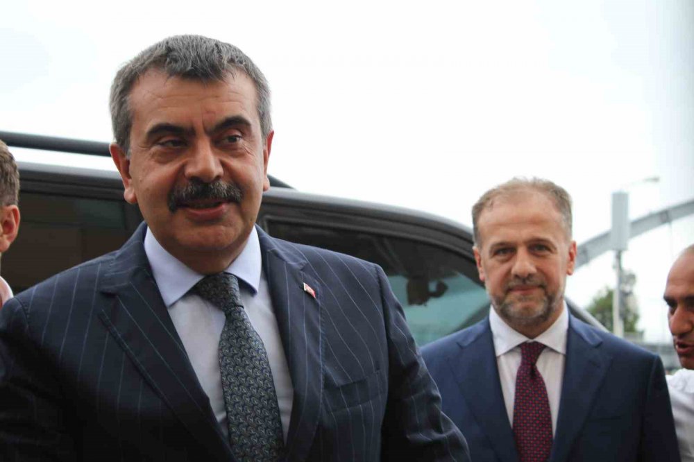MİLLİ EĞİTİN BAKANI YUSUF TEKİN RİZE’DE. BAKAN TEKİN : DEPREMDEN ETKİLENEN 11 İLDE YENİ EĞİTİM-ÖĞRETİM DÖNEMİNİN SORUNSUZ ŞEKİLDE BAŞLAMASI İÇİN GEREKLİ TÜM TEDBİRLERİN ALINDIĞINI SÖYLEDİ