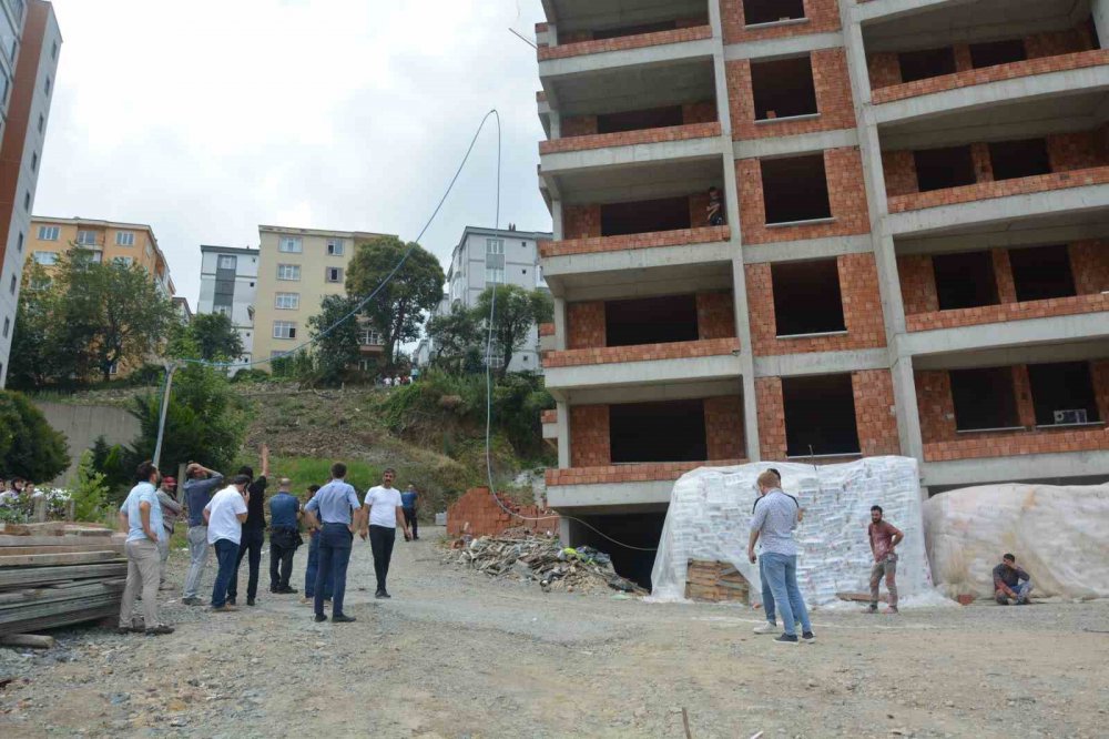 ORDU'NUN ÜNYE İLÇESİNDE SON İŞ GÜNÜNDE ÇALIŞTIĞI İNŞAATIN 12. KATINDAN DÜŞEN 60 YAŞINDAKİ HASAN ARSLAN KALIP USTASI HAYATINI KAYBETTİ