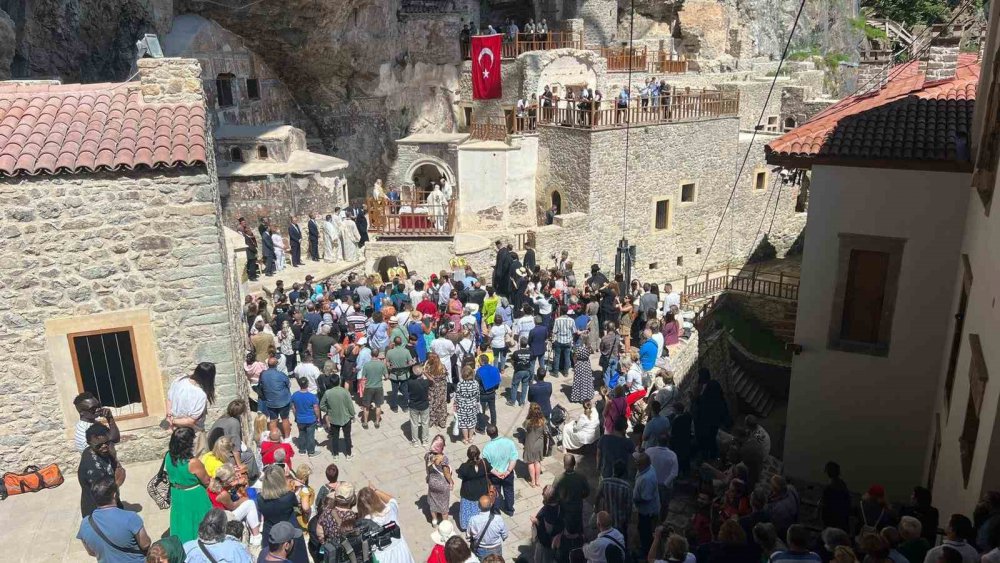 TRABZON'UN MAÇKA İLÇESİ ALTINDERE VADİSİ'NDEKİ KARADAĞ'IN ETEKLERİNDE BULUNAN SÜMELA MANASTIRI’NDA 15 AĞUSTOS’TA 10. KEZ AYİN YAPILACAK
