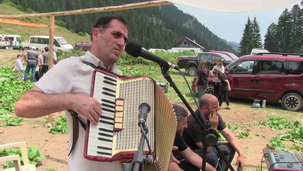 ARTVİN'İN BORÇKA İLÇESİNDE BULUNAN TÜRKİYE'NİN İL VE TEK BİYOSFER ALANI OLAN CAMİLİ BÖLGESİNDE BU YIL 2.'Sİ DÜZENLENEN YAYLA ŞENLİKLERİ RENKLİ GÖRÜNTÜLERE SAHNE OLDU