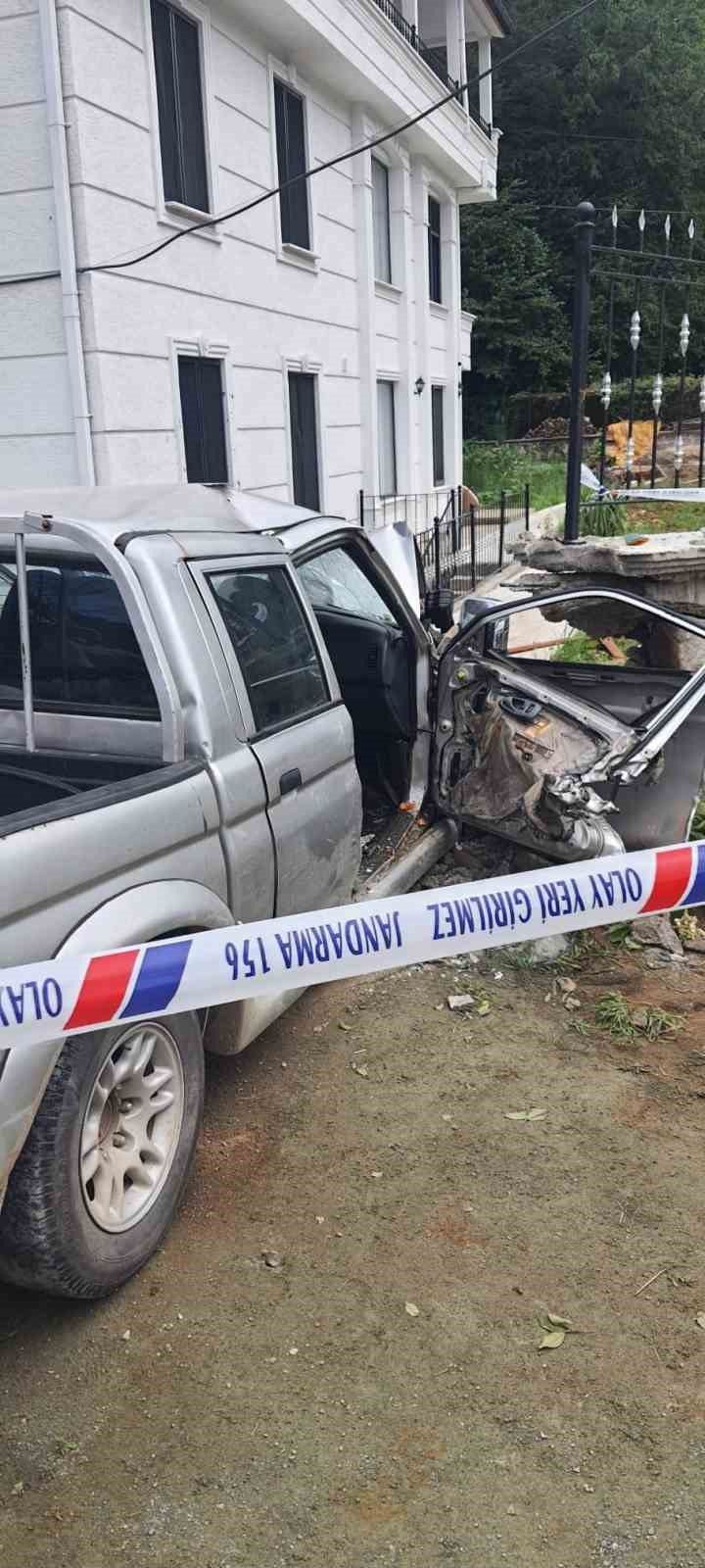 RİZE'NİN ÇAYELİ İLÇESİ MADENLİ FEN LİSESİ MEVKİİNDE DİREKSİYON HAKİMİYETİNİ KAYBEDEN KAMYONETİN SÜRÜCÜSÜ BAHÇE DUVARINA ÇARPTI. KAZADA KAMYONETİN SÜRÜCÜSÜ 70 YAŞINDAKİ A.B. İLE ARAÇTA BULUNAN 64 YAŞINDAKİ S.B. YARALANDI