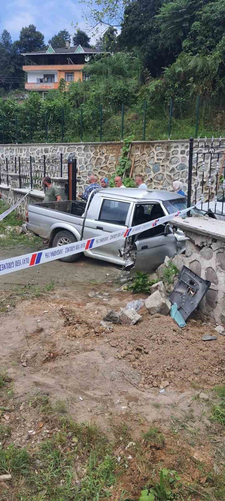 RİZE'NİN ÇAYELİ İLÇESİ MADENLİ FEN LİSESİ MEVKİİNDE DİREKSİYON HAKİMİYETİNİ KAYBEDEN KAMYONETİN SÜRÜCÜSÜ BAHÇE DUVARINA ÇARPTI. KAZADA KAMYONETİN SÜRÜCÜSÜ 70 YAŞINDAKİ A.B. İLE ARAÇTA BULUNAN 64 YAŞINDAKİ S.B. YARALANDI