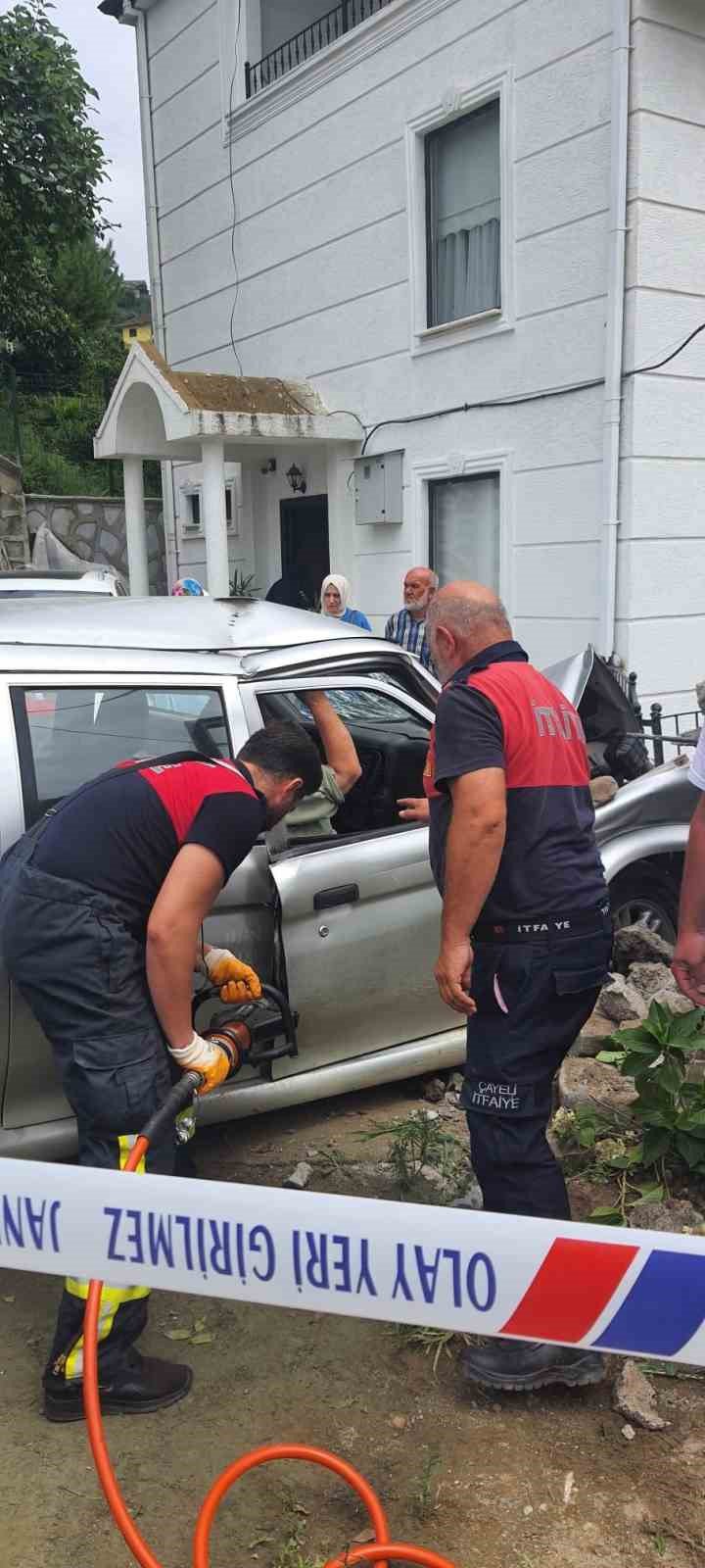 RİZE'NİN ÇAYELİ İLÇESİ MADENLİ FEN LİSESİ MEVKİİNDE DİREKSİYON HAKİMİYETİNİ KAYBEDEN KAMYONETİN SÜRÜCÜSÜ BAHÇE DUVARINA ÇARPTI. KAZADA KAMYONETİN SÜRÜCÜSÜ 70 YAŞINDAKİ A.B. İLE ARAÇTA BULUNAN 64 YAŞINDAKİ S.B. YARALANDI