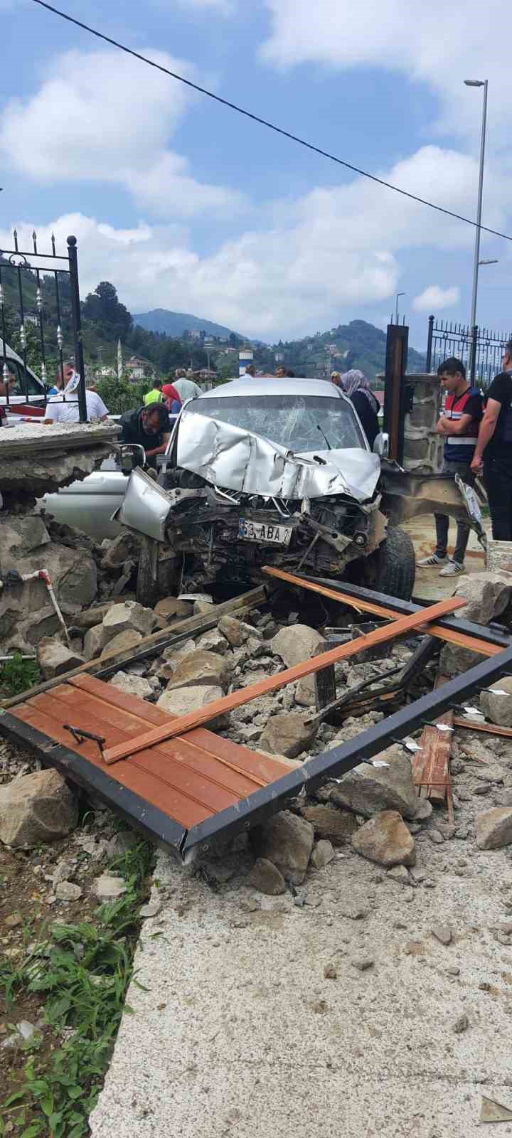 RİZE'NİN ÇAYELİ İLÇESİ MADENLİ FEN LİSESİ MEVKİİNDE DİREKSİYON HAKİMİYETİNİ KAYBEDEN KAMYONETİN SÜRÜCÜSÜ BAHÇE DUVARINA ÇARPTI. KAZADA KAMYONETİN SÜRÜCÜSÜ 70 YAŞINDAKİ A.B. İLE ARAÇTA BULUNAN 64 YAŞINDAKİ S.B. YARALANDI