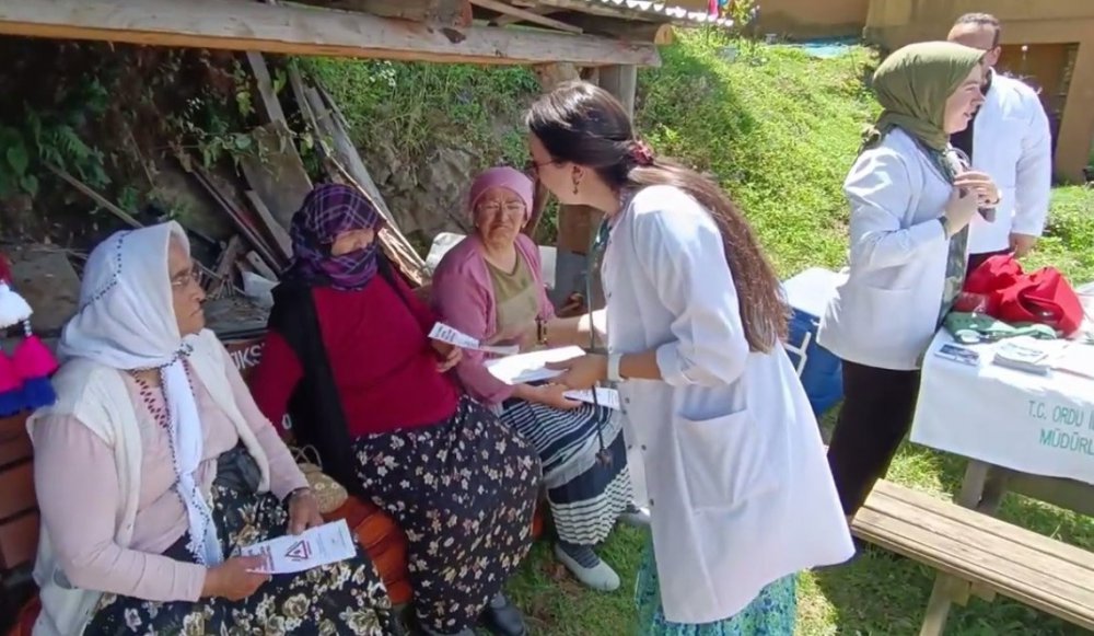 SAĞLIK BAKANI DR. FAHRETTİN KOCA, ORDU'NUN GÖLKÖY İLÇESİNDE TOPLUM SAĞLIĞI MERKEZİ'NDE GÖREVLİ SAĞLIK ÇALIŞANLARININ, KIRSAL MAHALLELERDE MOBİL KANSER TARAMASI HİZMETİNE BAŞLADIĞINI DUYURDU