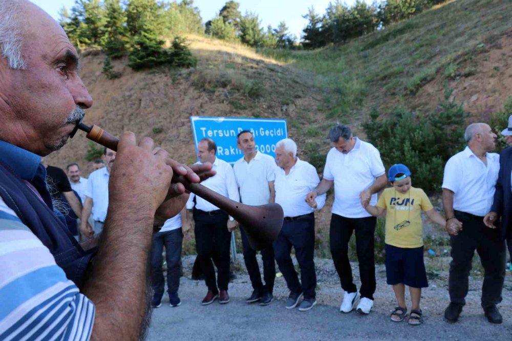 ŞİRANLILAR TERSUN DAĞI’NA TÜNEL İSTİYOR. GÜMÜŞHANE'NİN ŞİRAN İLÇESİNDE "DÜNÜ, BUGÜNÜ, YARINI ŞİRAN" KONULU SEMPOZYUMUNUN ANA GÜNDEMİ OLAN TERSUN DAĞI TÜNELİNE DİKKAT ÇEKMEK İÇİN TERSUN DAĞI GEÇİDİNDE BASIN AÇIKLAMASI YAPILDI