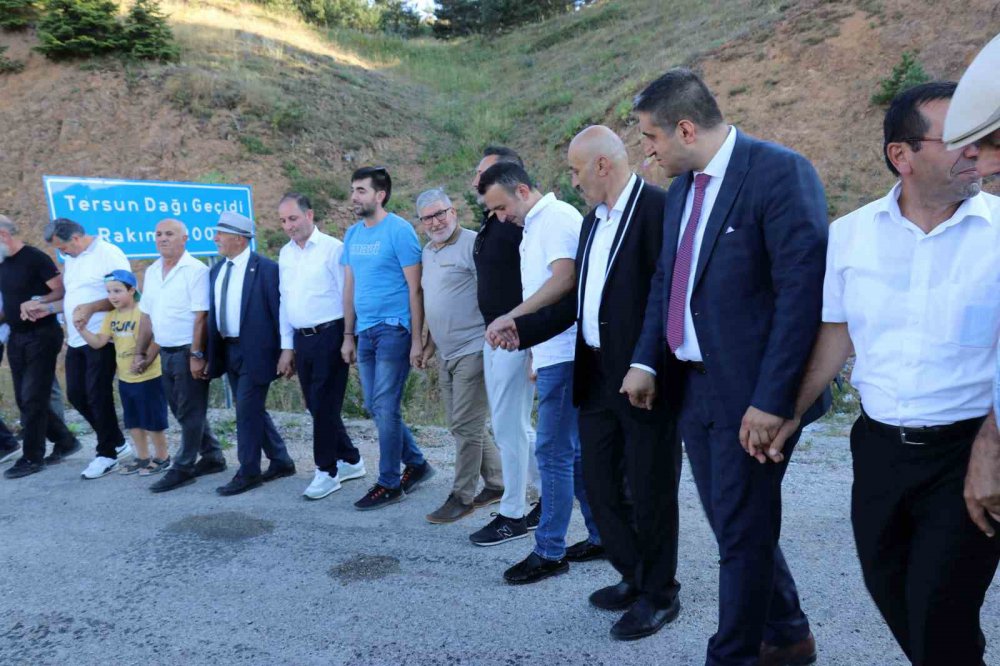 ŞİRANLILAR TERSUN DAĞI’NA TÜNEL İSTİYOR. GÜMÜŞHANE'NİN ŞİRAN İLÇESİNDE "DÜNÜ, BUGÜNÜ, YARINI ŞİRAN" KONULU SEMPOZYUMUNUN ANA GÜNDEMİ OLAN TERSUN DAĞI TÜNELİNE DİKKAT ÇEKMEK İÇİN TERSUN DAĞI GEÇİDİNDE BASIN AÇIKLAMASI YAPILDI