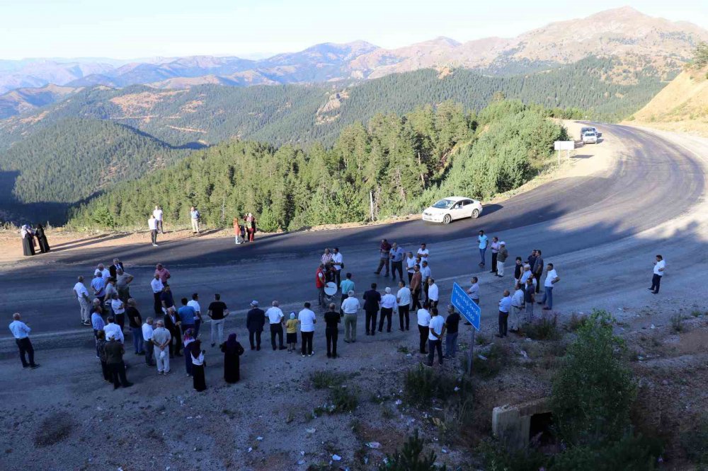 ŞİRANLILAR TERSUN DAĞI’NA TÜNEL İSTİYOR. GÜMÜŞHANE'NİN ŞİRAN İLÇESİNDE "DÜNÜ, BUGÜNÜ, YARINI ŞİRAN" KONULU SEMPOZYUMUNUN ANA GÜNDEMİ OLAN TERSUN DAĞI TÜNELİNE DİKKAT ÇEKMEK İÇİN TERSUN DAĞI GEÇİDİNDE BASIN AÇIKLAMASI YAPILDI