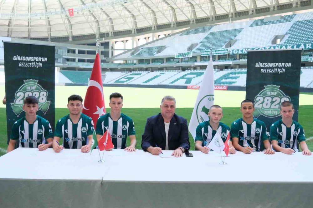 GİRESUNSPOR’DAN İMZA ŞOV.GİRESUNSPOR'DA ALT YAPI FUTBOLCULARI AHMET LÜTFÜ KARA,ALİ EMİRHAN AKÇAY VE MUHAMMED MİRAÇ ÇAKIROĞLU İLE 3 YILLIK,ARDA CEBECİ,BARIŞ GÜN VE MEHMET KESKİN İLE DE 5 YILLIK PROFESYONEL SÖZLEŞME İMZALANDI