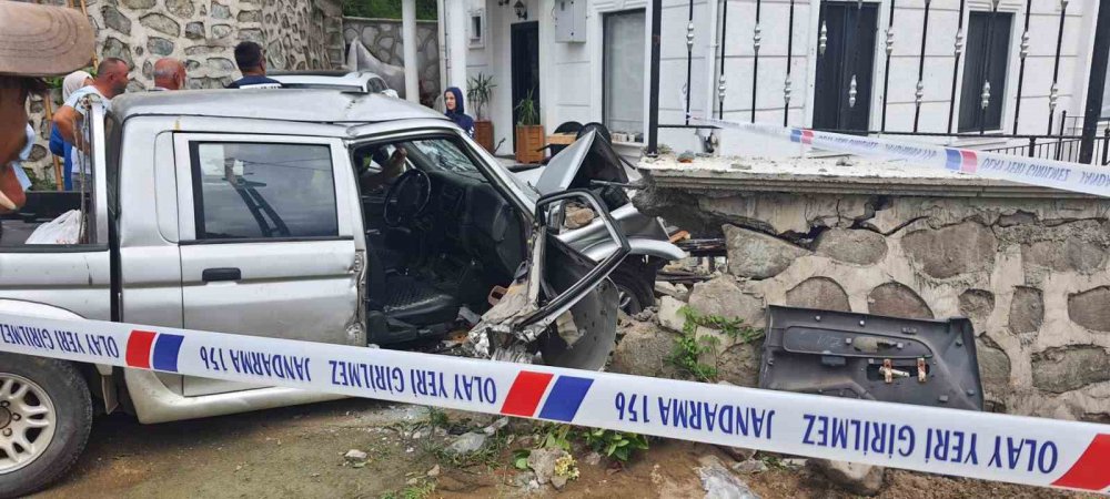 RİZE’DE KAMYONETİN BAHÇE DUVARINA ÇARPTIĞI GÖRÜNTÜLER GÜVENLİK KAMERASINA YANSIDI. AYRINTILAR CAYTVHABER.COM'DA