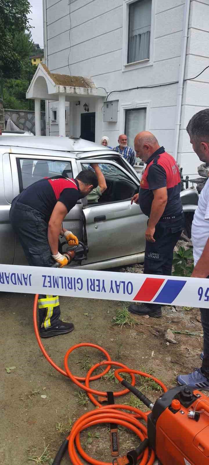 RİZE’DE KAMYONETİN BAHÇE DUVARINA ÇARPTIĞI GÖRÜNTÜLER GÜVENLİK KAMERASINA YANSIDI. AYRINTILAR CAYTVHABER.COM'DA