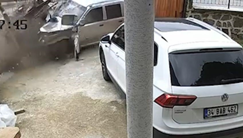RİZE’DE KAMYONETİN BAHÇE DUVARINA ÇARPTIĞI GÖRÜNTÜLER GÜVENLİK KAMERASINA YANSIDI. AYRINTILAR CAYTVHABER.COM'DA