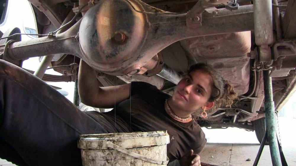 ARTVİN'DE YAŞAYAN LİSE ÖĞRENCİSİ 16 YAŞINDAKİ AZRA PEKAL, ÇOCUKKEN OYUN OYNAMAK İÇİN GİTTİĞİ BABASININ TAMİRHANESİNDE MOTOR USTASI OLDU