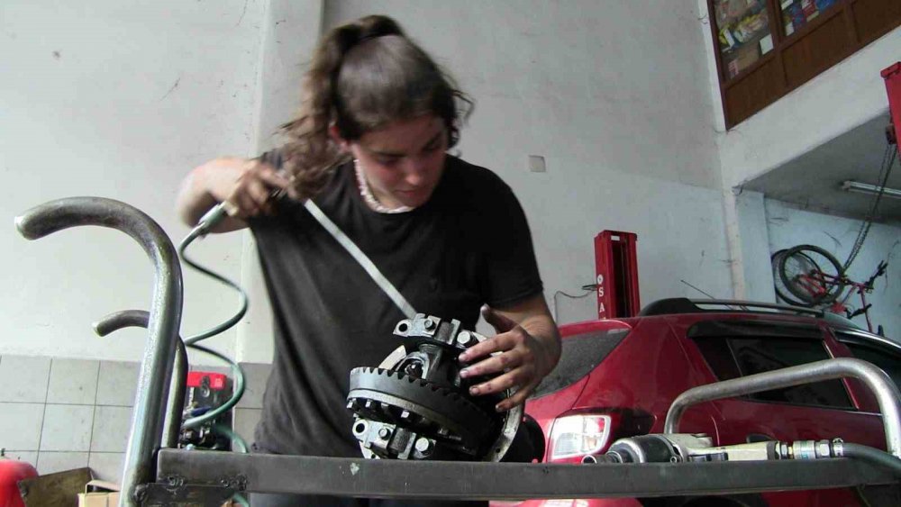 ARTVİN'DE YAŞAYAN LİSE ÖĞRENCİSİ 16 YAŞINDAKİ AZRA PEKAL, ÇOCUKKEN OYUN OYNAMAK İÇİN GİTTİĞİ BABASININ TAMİRHANESİNDE MOTOR USTASI OLDU