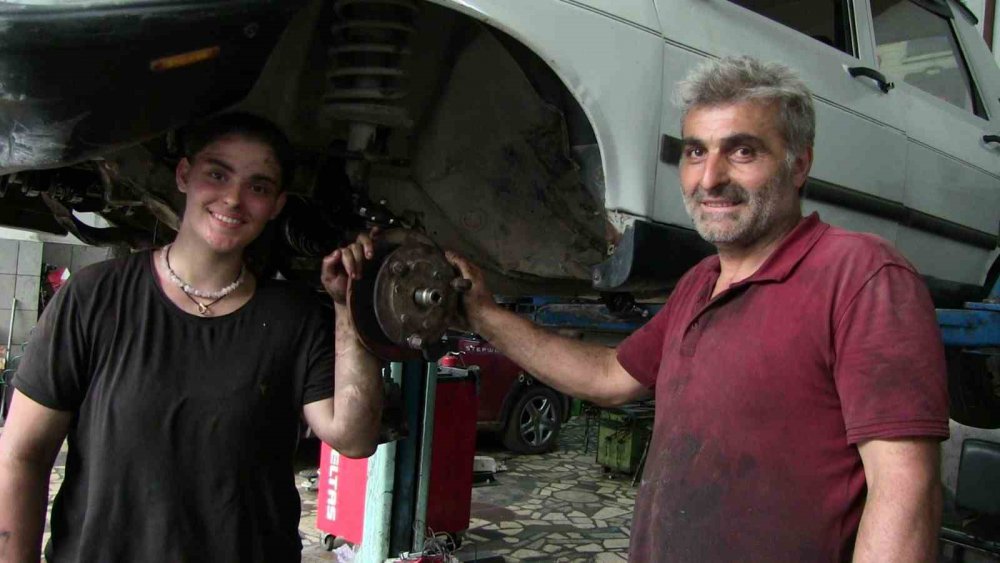 ARTVİN'DE YAŞAYAN LİSE ÖĞRENCİSİ 16 YAŞINDAKİ AZRA PEKAL, ÇOCUKKEN OYUN OYNAMAK İÇİN GİTTİĞİ BABASININ TAMİRHANESİNDE MOTOR USTASI OLDU