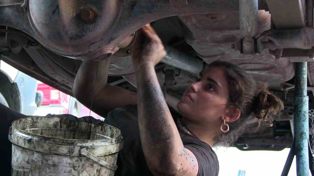 ARTVİN'DE YAŞAYAN LİSE ÖĞRENCİSİ 16 YAŞINDAKİ AZRA PEKAL, ÇOCUKKEN OYUN OYNAMAK İÇİN GİTTİĞİ BABASININ TAMİRHANESİNDE MOTOR USTASI OLDU